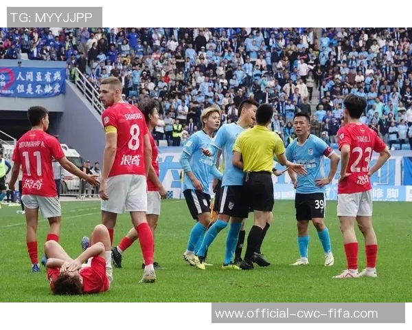 足球场上的意外瞬间脱裤子事件引发的欢笑与思考