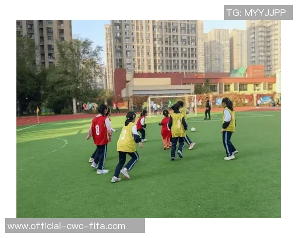 课间足球游戏带来的快乐与团队精神的培养与成长 课间足球游戏带来的快乐与团队精神的培养与成长